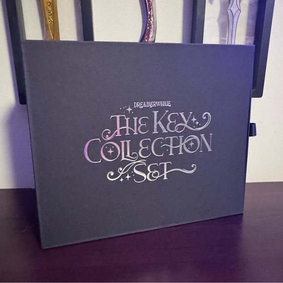 Dreamerwhale | crimson Moth Key - Picture 2 of 3